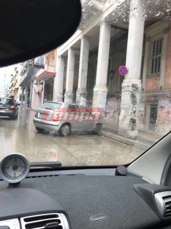 Χαμός στην Πάτρα: Το αυτοκίνητό του σφηνώθηκε σε νεοκλασικό (pics)