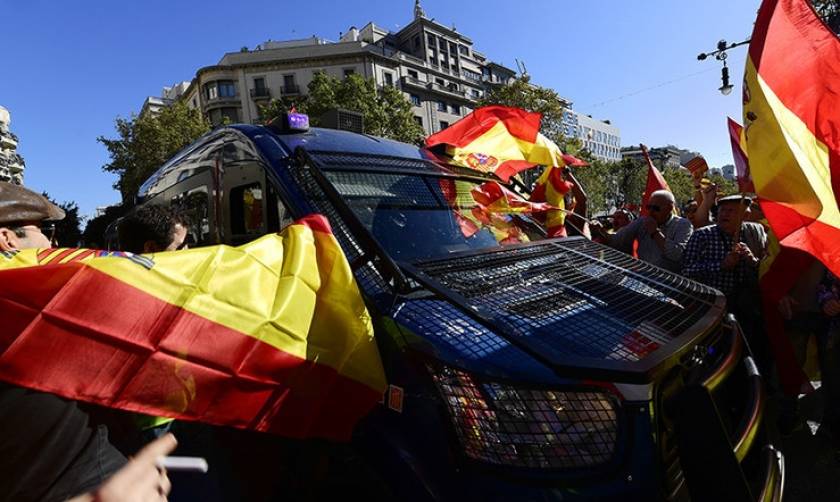 «Εμφύλιος» για την Καταλονία: Μαζικές διαδηλώσεις στη Βαρκελώνη (vid)