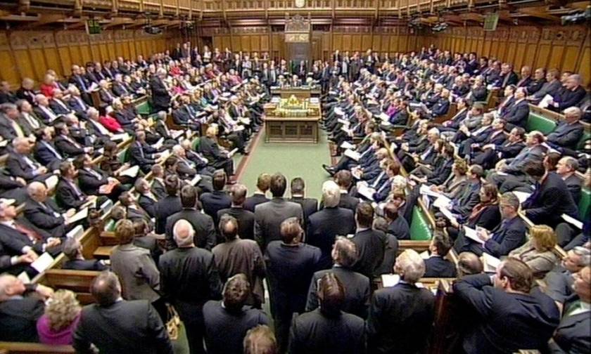 Σάλος με τα «ροζ» σκάνδαλα βουλευτών στη Βρετανία - Οι δονητές και οι παρενοχλήσεις