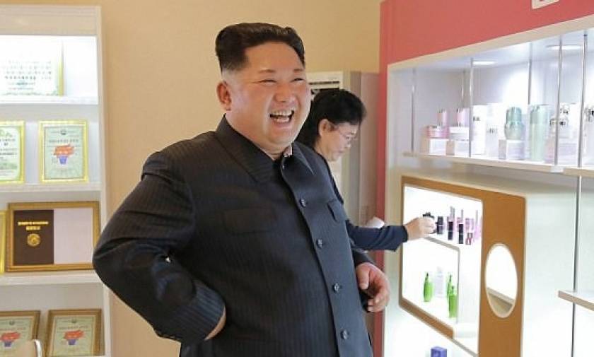 Ο Κιμ Γιονγκ Ουν άφησε τα πυρηνικά και έπιασε τα… καλλυντικά! (photos)