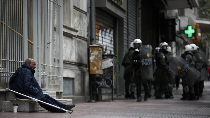 Επεισόδια στο κέντρο της Αθήνας: Μαθητικό συλλαλητήριο με μολότοφ, πέτρες και χημικά (pics&vid)