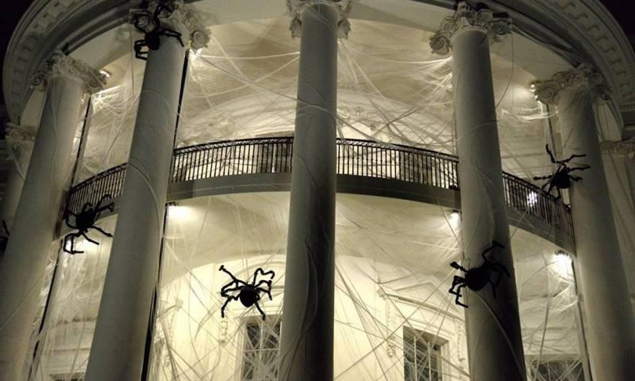 Halloween: Αράχνες τύλιξαν στον ιστό τους το Λευκό Οίκο! (vid)