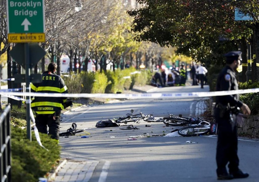 Τρόμος στο Μανχάταν: Οδηγός παρέσυρε ποδηλάτες με φορτηγό - Πολλοί νεκροί (ΠΡΟΣΟΧΗ ΣΚΛΗΡΕΣ ΕΙΚΟΝΕΣ)