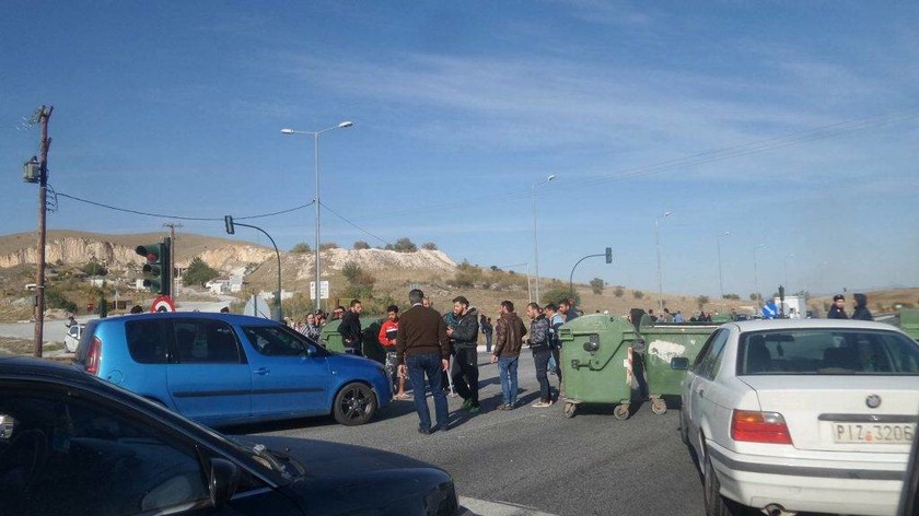 Συγκέντρωση διαμαρτυρίας προσφύγων στην εθνική οδό Λάρισας - Τρικάλων