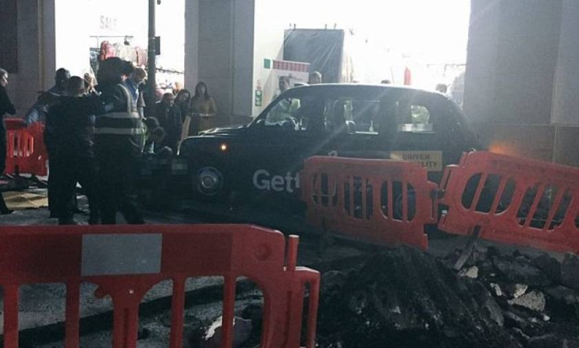 Ταξί έπεσε πάνω σε πεζούς στο Λονδίνο