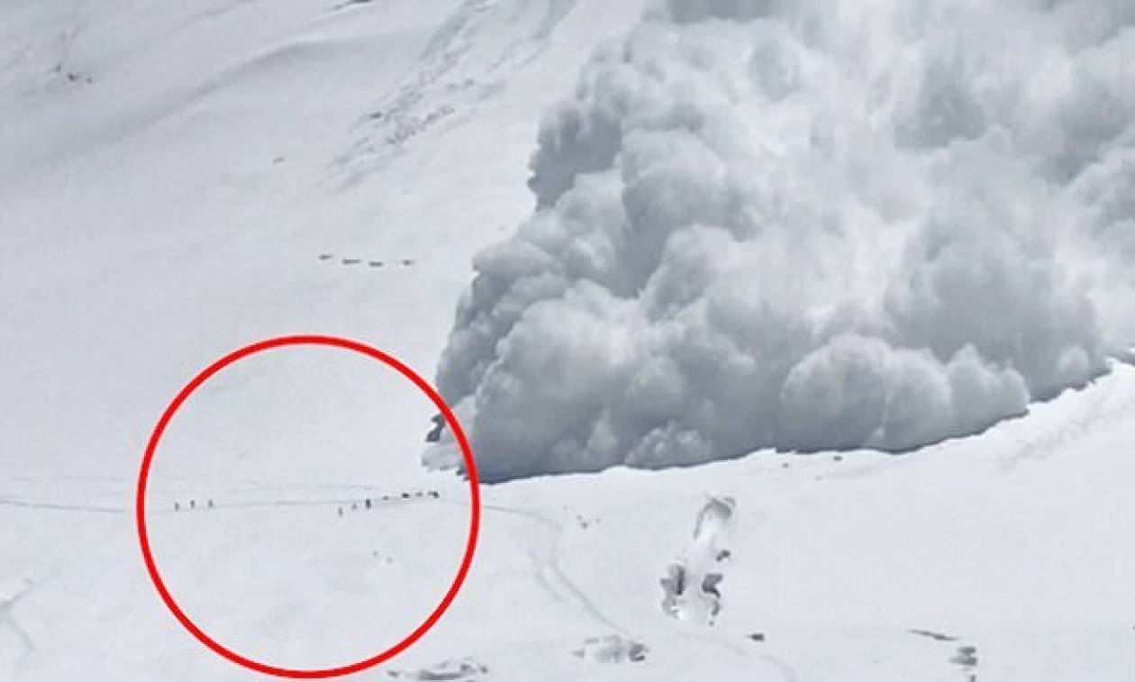 Τρομακτικό βίντεο: Χιονοστιβάδα «καταπίνει» ορειβάτες!