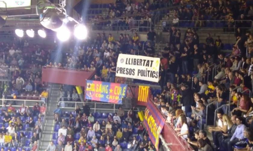 Μπαρτσελόνα - Ολυμπιακός: Η πρωτοφανής διαμαρτυρία των Καταλανών στο Παλάου Μπλαουγράνα (vids)