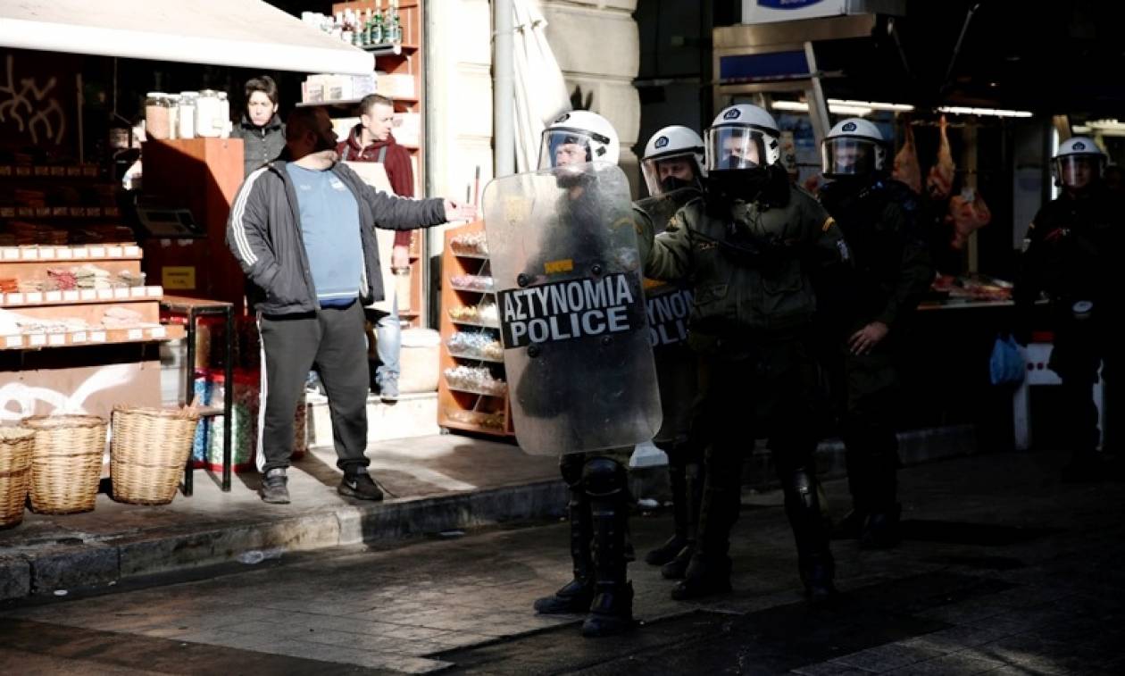 Πορεία αντιεξουσιαστών στο κέντρο Αθήνας: «Φωτιά στις φυλακές και στα σφαγεία» (pics)