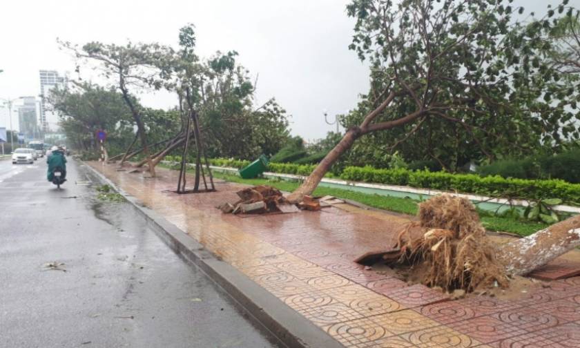 Ο τυφώνας Ντάμρεϊ «σφυροκοπάει» το Βιετνάμ: Τουλάχιστον 27 νεκροί