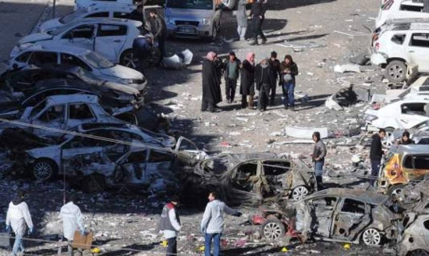 «Λουτρό» αίματος στη Συρία: Τουλάχιστον 75 νεκροί από έκρηξη σε παγιδευμένο αυτοκίνητο