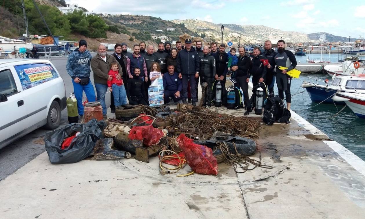 Απίστευτες εικόνες στη Κρήτη: Μετέτρεψαν το βυθό του λιμανιού σε σκουπιδότοπο!
