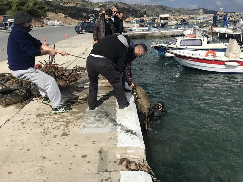 Απίστευτες εικόνες στη Κρήτη: Είχαν μετατρέψει τον βυθό του λιμανιού σε σκουπιδότοπο!