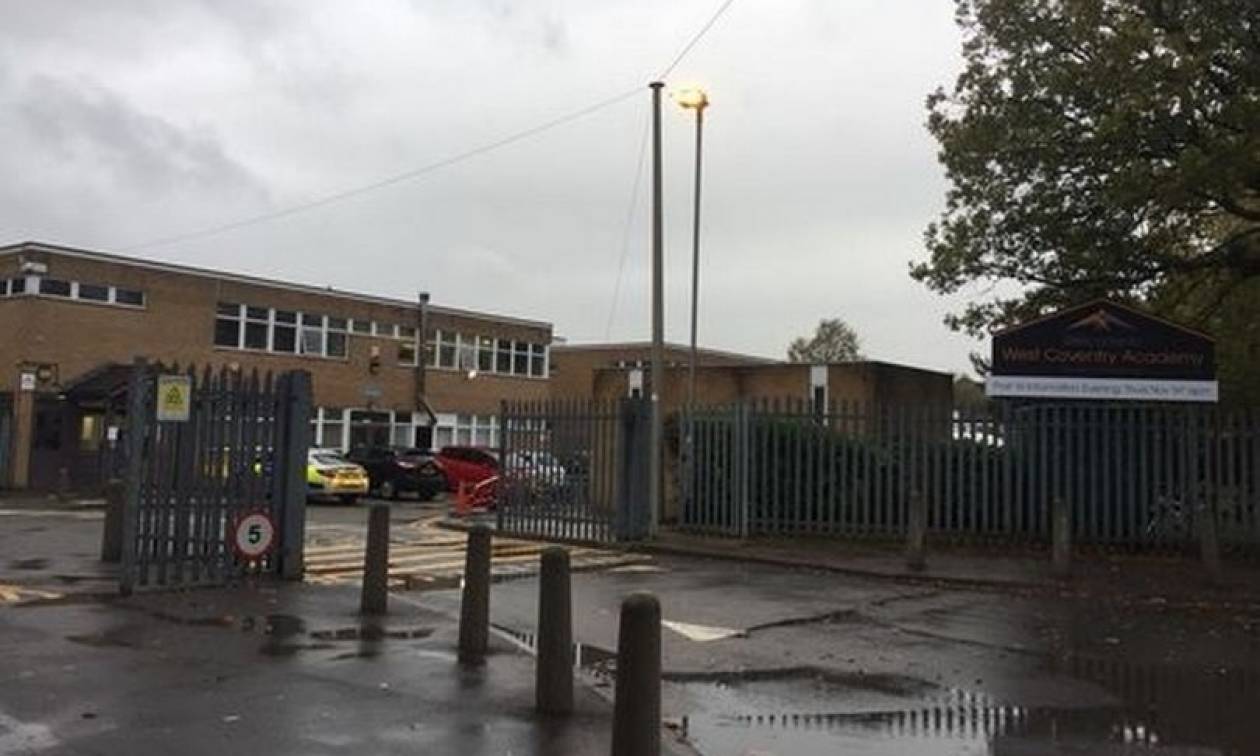 Βρετανία: Μασκοφόροι με μπαστούνια χόκεϊ και μαχαίρια επιχείρησαν να μπουκάρουν σε σχολείο (vid)