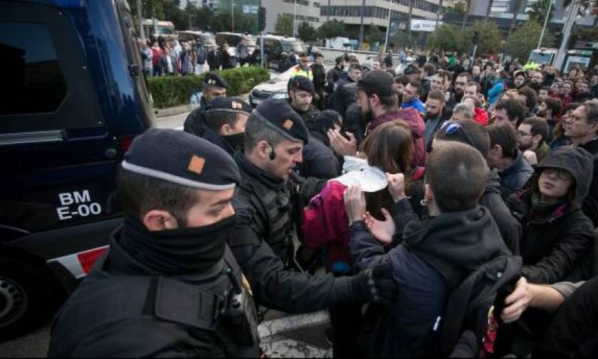 Συγκρούσεις διαδηλωτών με αστυνομικούς στην Καταλονία