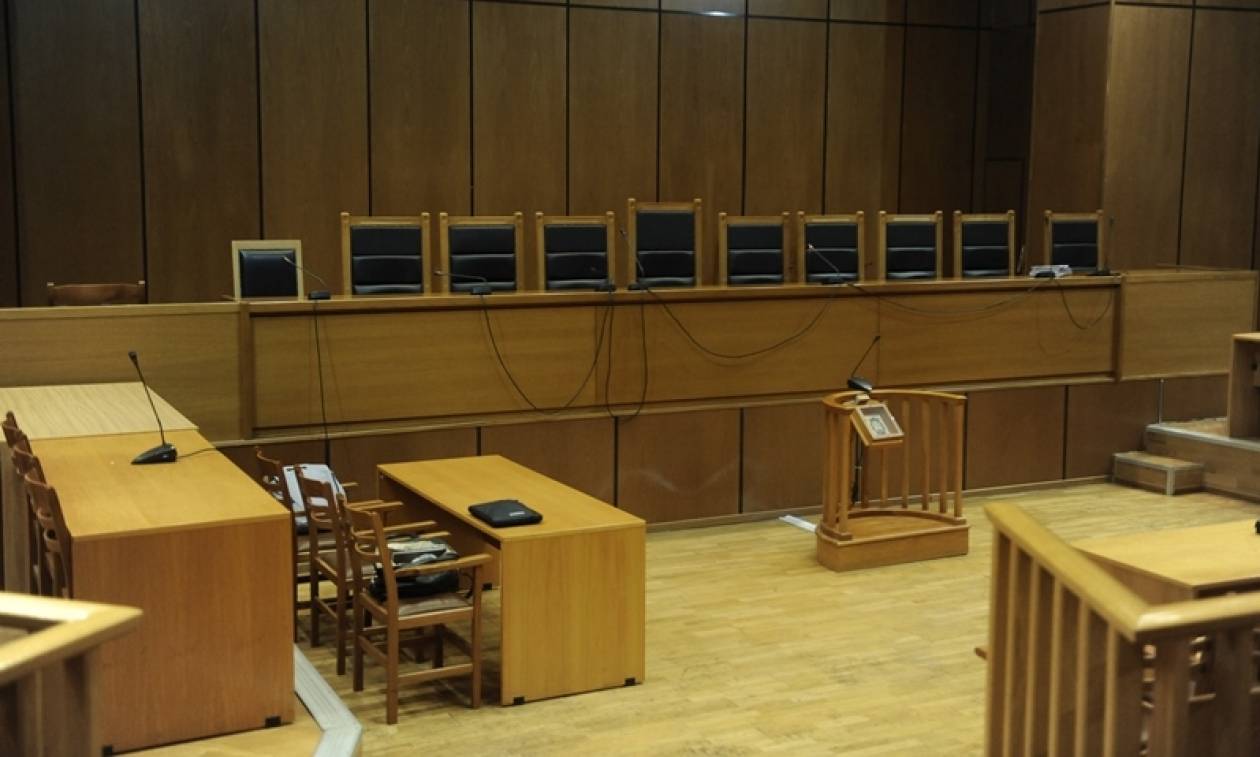 Ποινή κάθειρξης επτά ετών με αναστολή στον μετακλητό υπάλληλο του Μιχαλολιάκου στη Βουλή