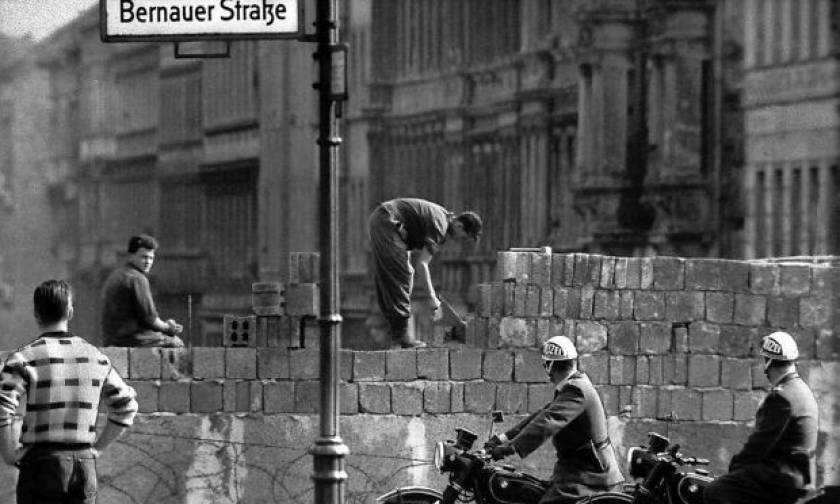Σαν σήμερα το 1989 γκρεμίζεται στο Τείχος του Βερολίνου