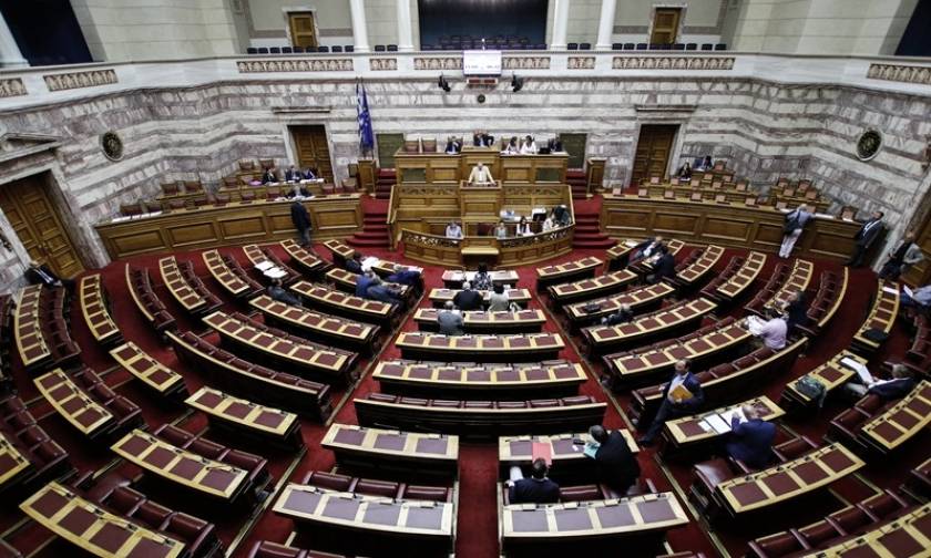 Βουλή: Υπερψηφίστηκε το νομοσχέδιο του υπουργείου Υγείας για τις εφημερίες των γιατρών