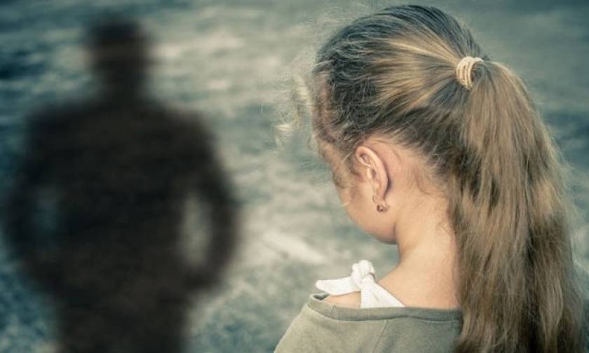 ΣΟΚ: Συμμετείχε σε σεξουαλική κακοποίηση ανήλικης και συνεχίζει να εργάζεται στο σχολείο