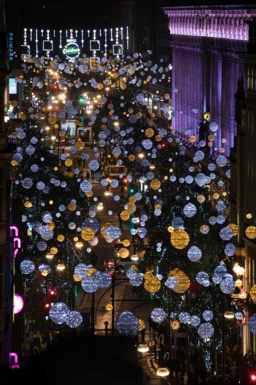 Λονδίνο: Εντυπωσιακό θέαμα στην Oxford Street - Άναψαν τα χριστουγεννιάτικα φώτα! (pics+vid)