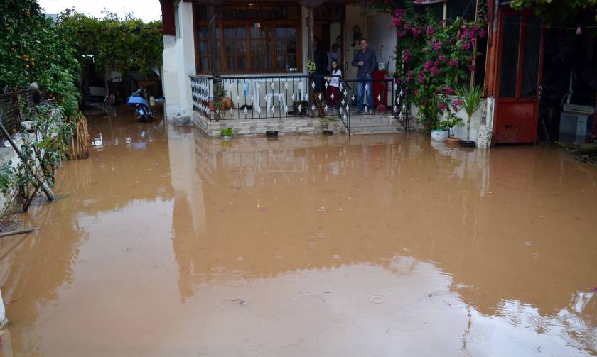 Στο έλεος της κακοκαιρίας το Ναύπλιο: Πλημμύρες και καταστροφές από τη νεροποντή (pics&vid)