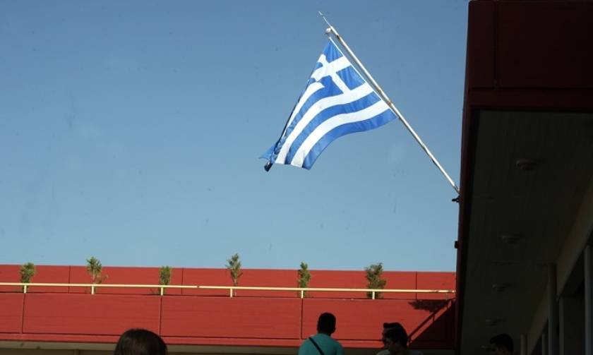 Κρήτη: «Γιατί αποβάλαμε τον μαθητή που ύψωσε την ελληνική σημαία»