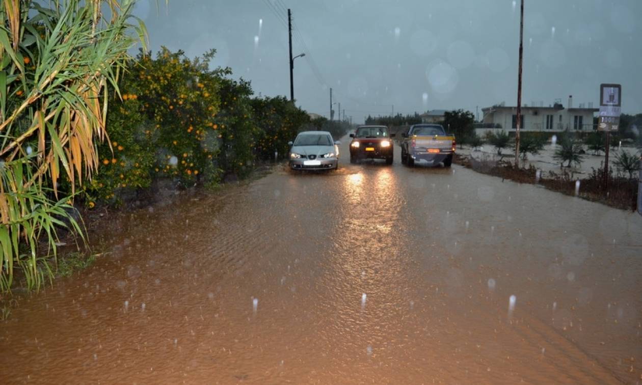 Κακοκαιρία: Πλημμύρες και εγκλωβισμένοι οδηγοί στη Νέα Πέραμο (vids)