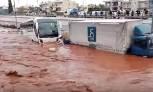 Πλημμύρες - Βίντεο ντοκουμέντο: Η στιγμή που ορμητικά νερά πνίγουν οχήματα