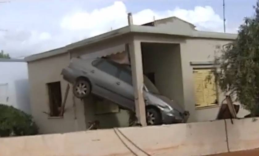 Συγκλονιστικό βίντεο: Αυτοκίνητο παρασύρθηκε από τα νερά και μπήκε σε σπίτι