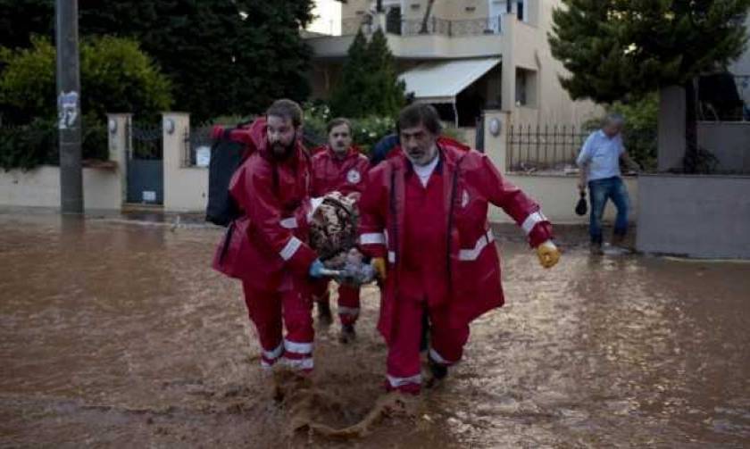 Κακοκαιρία: Στο πλευρό των πληγέντων ο Ελληνικός Ερυθρός Σταυρός (pics & vid)