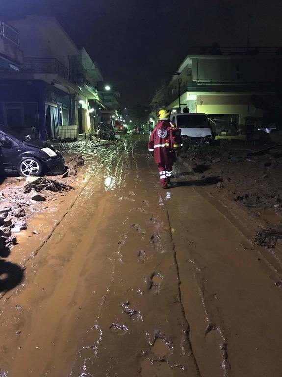 Πλημμύρες Μάνδρα: Ξανά στην πρώτη γραμμή ο Ερυθρός Σταυρός (pics+-vid)
