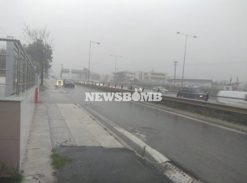 Καιρός ΤΩΡΑ: Ισχυρή καταιγίδα και χαλαζόπτωση στην Αθήνα - Ποιοι δρόμοι έχουν κλείσει