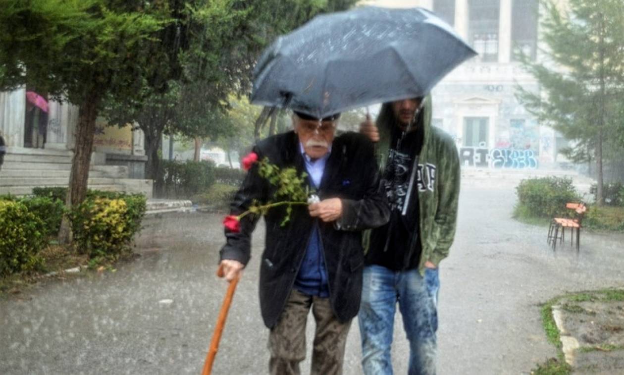 Πολυτεχνείο: Υπό καταρρακτώδη βροχή κατέθεσε στεφάνι ο Μανώλης Γλέζος (pic)