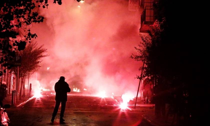 Πολυτεχνείο: Νύχτα θρίλερ στα Εξάρχεια – Έκαψαν αυτοκίνητο στην οδό Σολωμού