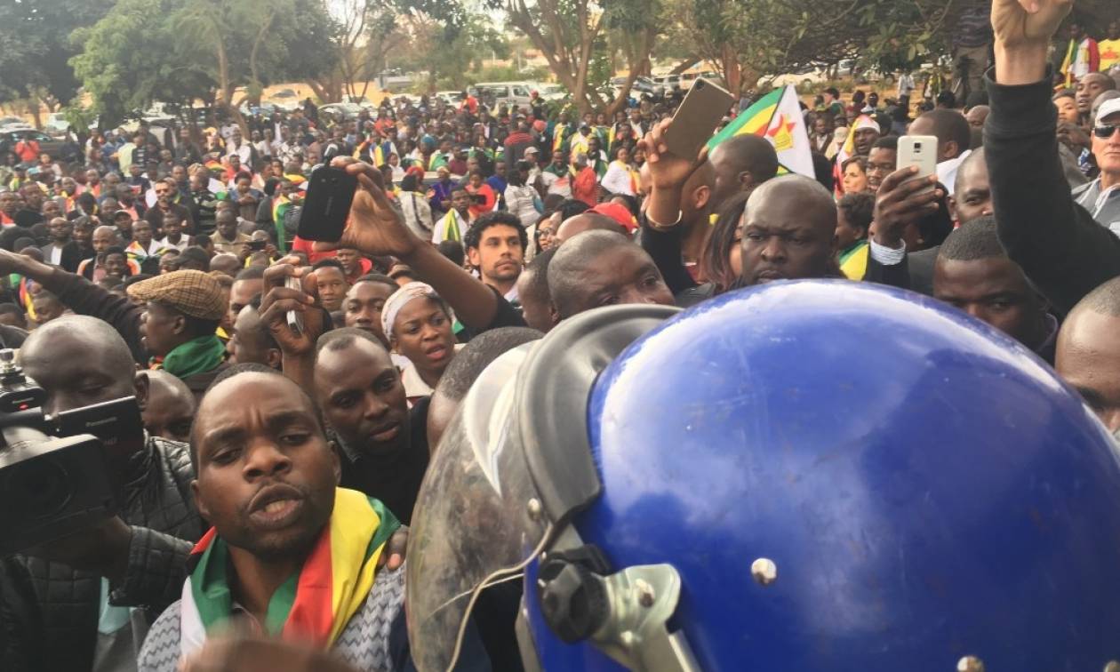 Στα πρόθυρα εμφυλίου η Ζιμπάμπουε: Ο ηγέτης των βετεράνων πολέμου καλεί τον λαό στους δρόμους