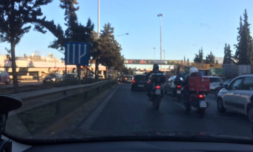 Καραμπόλα τριών αυτοκινήτων στην Εθνική Οδό Αθηνών - Λαμίας - Ουρές χιλιομέτρων (pics)