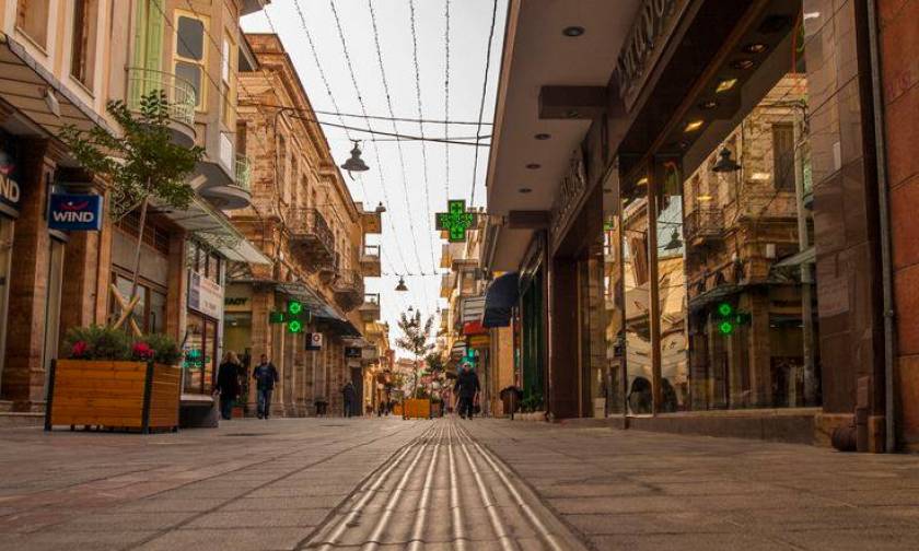 Χίος: Κατεβάζουν ρολά τα καταστήματα
