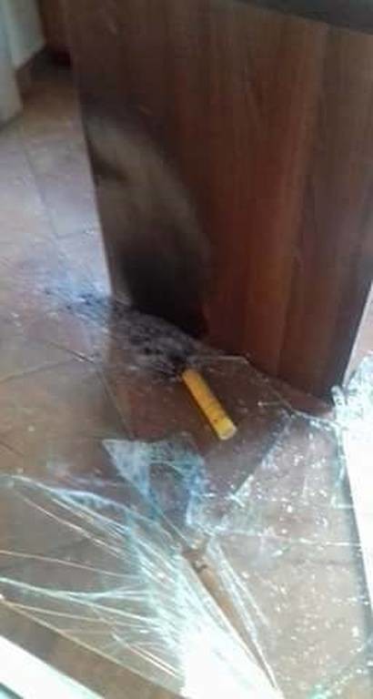 Πέτρες και καπνογόνα στα γραφεία του Σώρρα στη Λάρισα ( pics)