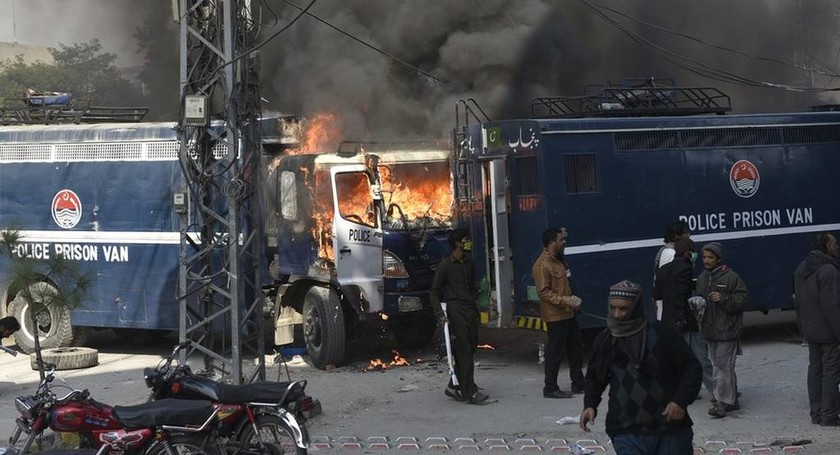 Εκτός ελέγχου η κατάσταση στο Πακιστάν – Ο στρατός βγήκε στους δρόμους του Ισλαμαμπάντ (Pics+Vid)