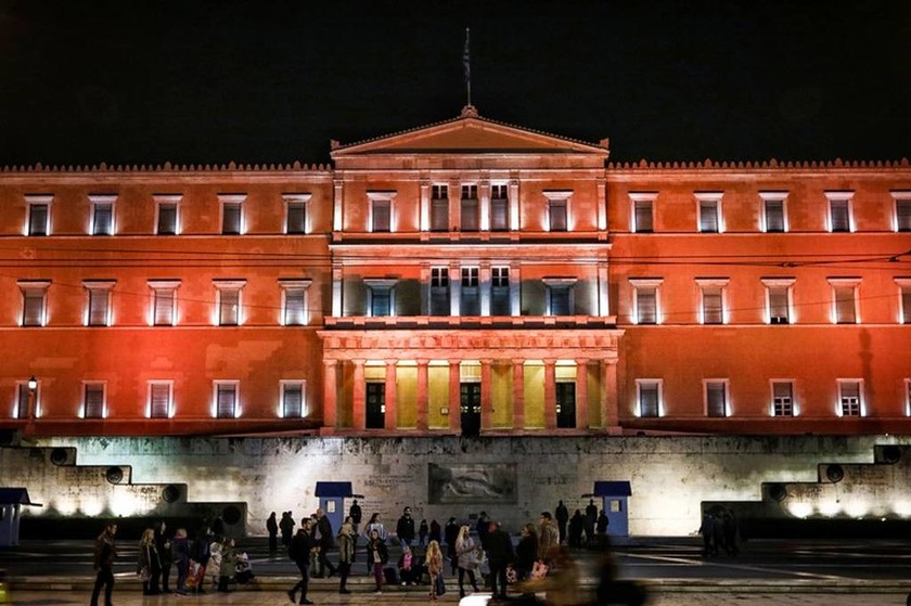 Στα πορτοκαλί φωταγωγήθηκε η Βουλή – Εντυπωσιακές εικόνες