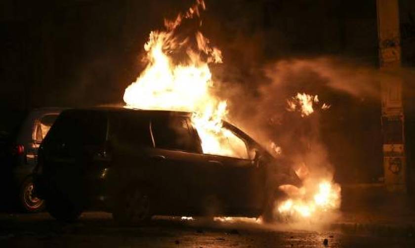 Αυτοκίνητο τυλίχτηκε στις φλόγες σε πολυσύχναστο δρόμο του Ηρακλείου