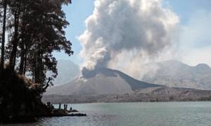 «Καπνίζει» το ηφαίστειο στο Μπαλί - Ακυρώνονται αεροπορικές πτήσεις