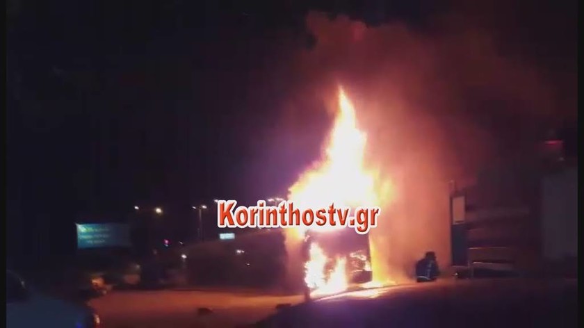 Λεωφορείο με 22 επιβαίνοντες πήρε φωτιά στην Εθνική Οδό Αθηνών - Κορίνθου (pics+vid)