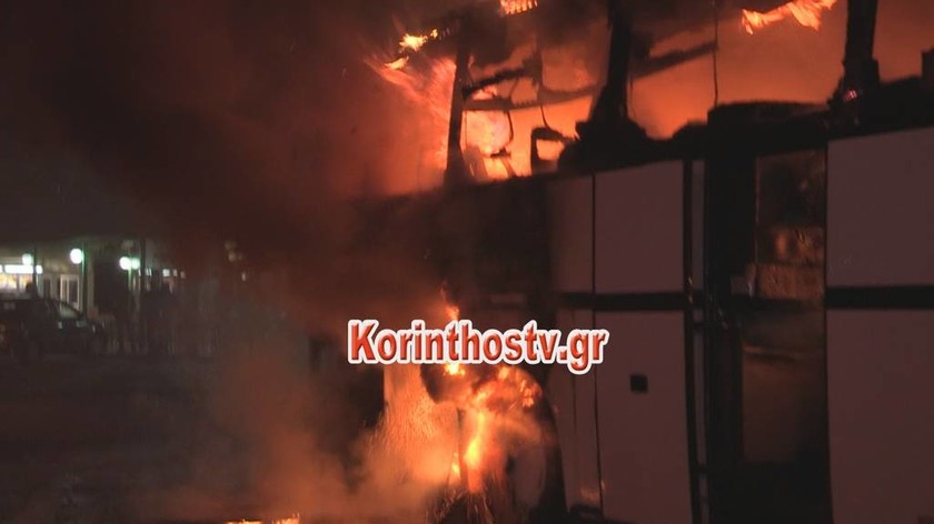 Λεωφορείο με 22 επιβαίνοντες πήρε φωτιά στην Εθνική Οδό Αθηνών - Κορίνθου (pics+vid)