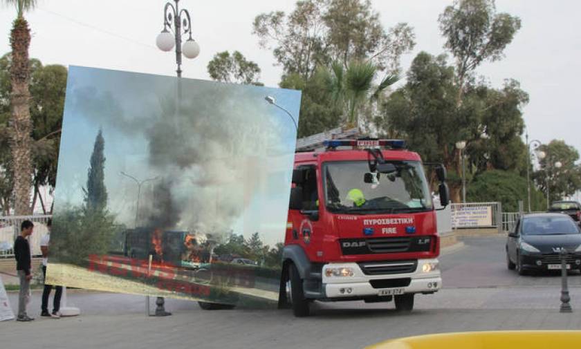 Συναγερμός: Λεωφορείο πήρε φωτιά στη μέση του δρόμου - Δείτε φωτογραφίες