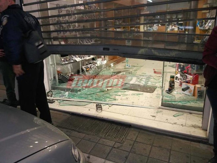 Σοκαριστικό τροχαίο στο κέντρο της Πάτρας – Αυτοκίνητο κατέληξε σε κατάστημα