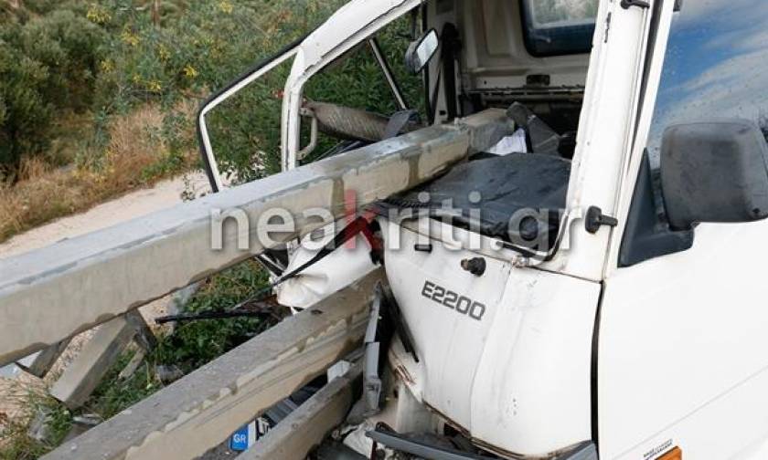 Εικόνες – σοκ από τροχαίο στην Κρήτη - Οι μπάρες διαπέρασαν φορτηγάκι