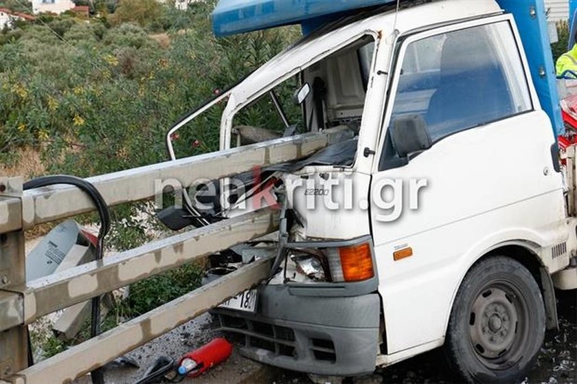Εικόνες – σοκ από τροχαίο στην Κρήτη - Οι μπάρες διαπέρασαν φορτηγάκι