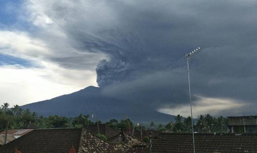 Ινδονησία: Παρατείνεται το κλείσιμο του αεροδρομίου στο Μπαλί λόγω του ηφαιστείου στο όρος Αγκούνγκ