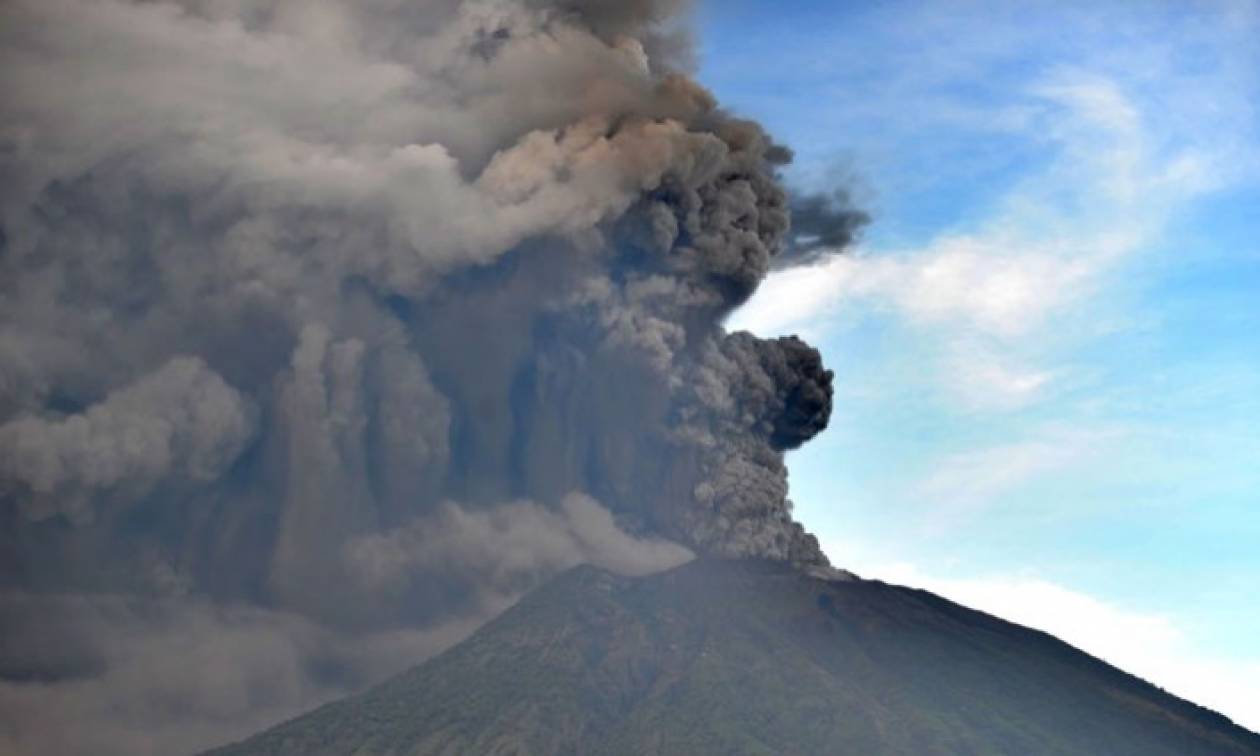 Έτοιμο να εκραγεί το ηφαίστειο στο Μπαλί - Κινδυνεύουν Έλληνες που βρίσκονται εγκλωβισμένοι