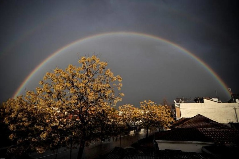 Απίστευτο: Αυτό και αν είναι σπάνιο φαινόμενο - Εμφανίστηκε διπλό ουράνιο τόξο στα Τρίκαλα(pics)